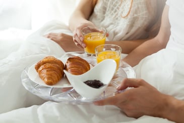 eating-breakfast-in-bed-PHWT66M (1)